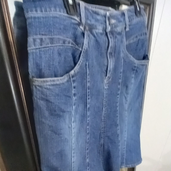 Las a Little Skirt - Picture 2 of 6